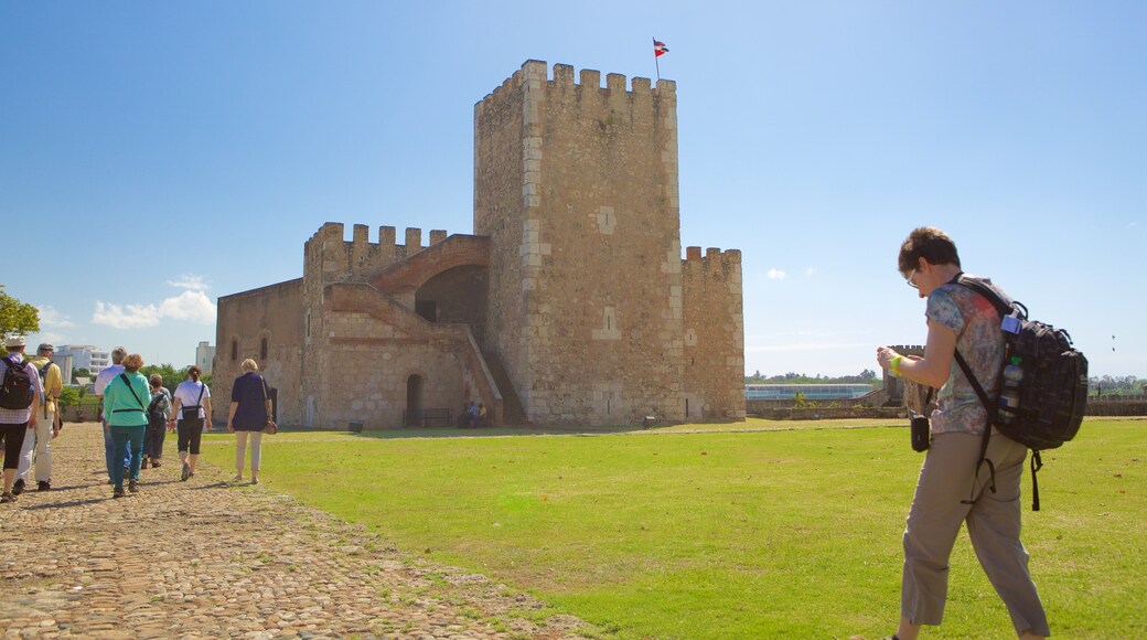 Ozama festning som inkluderer historisk arkitektur, kulturarv og palass