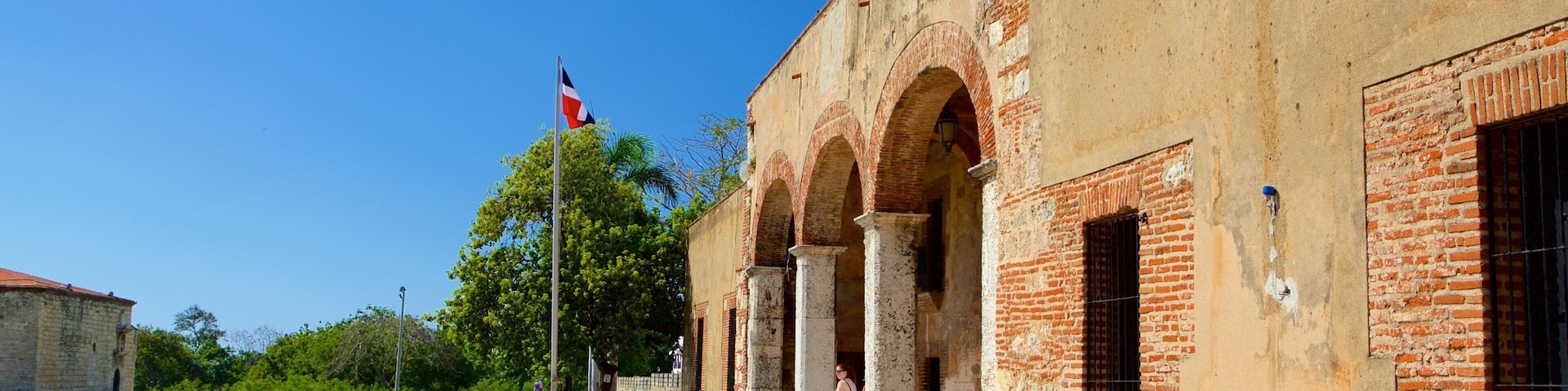 Fort Ozama showing heritage elements and chateau or palace