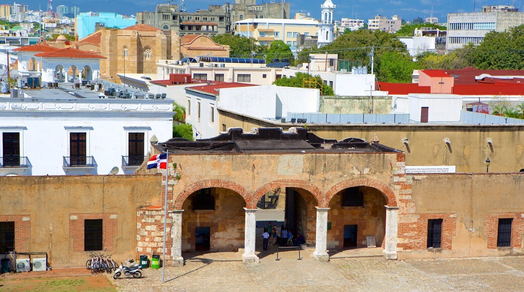 Fort Ozama che include oggetti d\'epoca