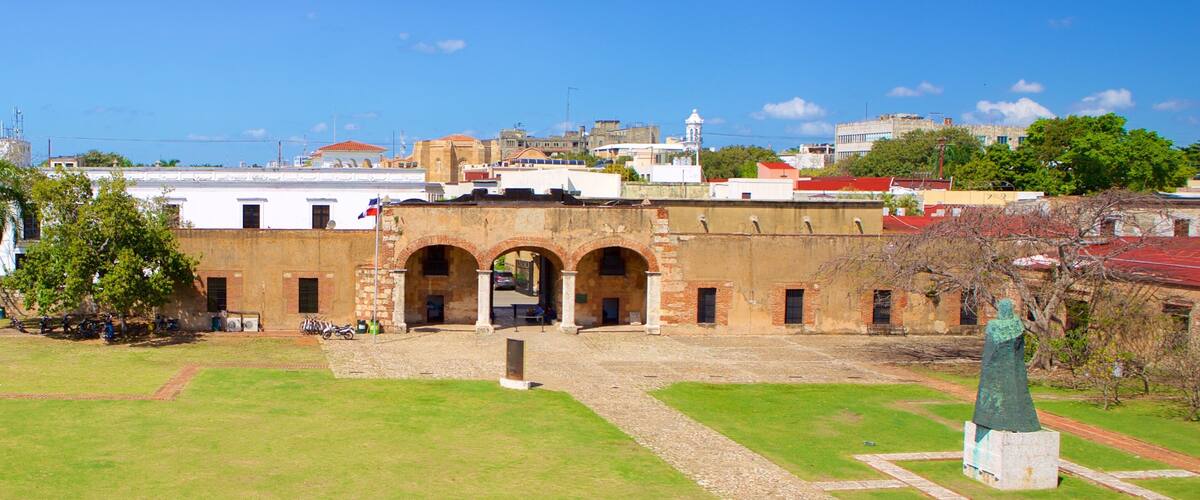 Fort Ozama featuring heritage elements