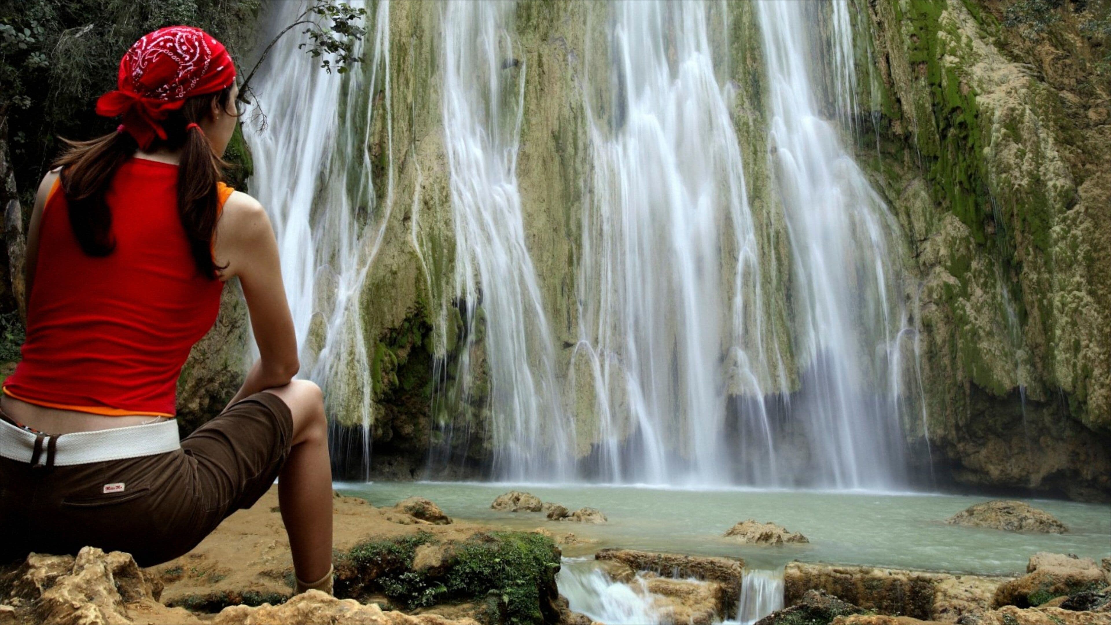 Los Haitises nasjonalpark fasiliteter samt vannfall og skoglandskap i tillegg til en kvinne