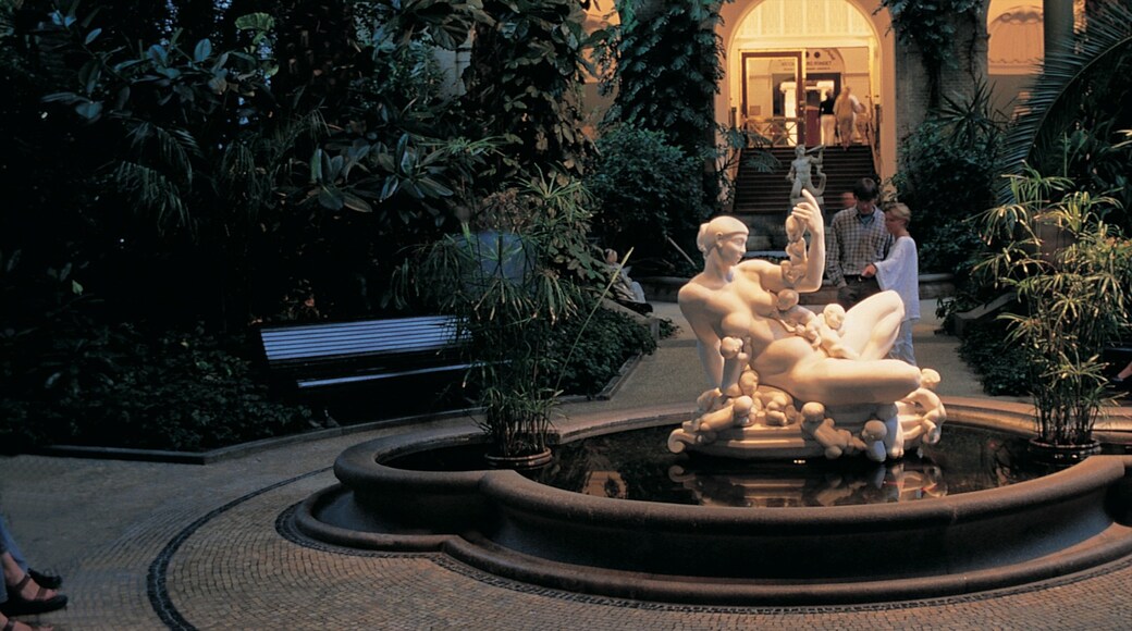 Ny Carlsberg Glyptotek featuring a fountain, outdoor art and a garden