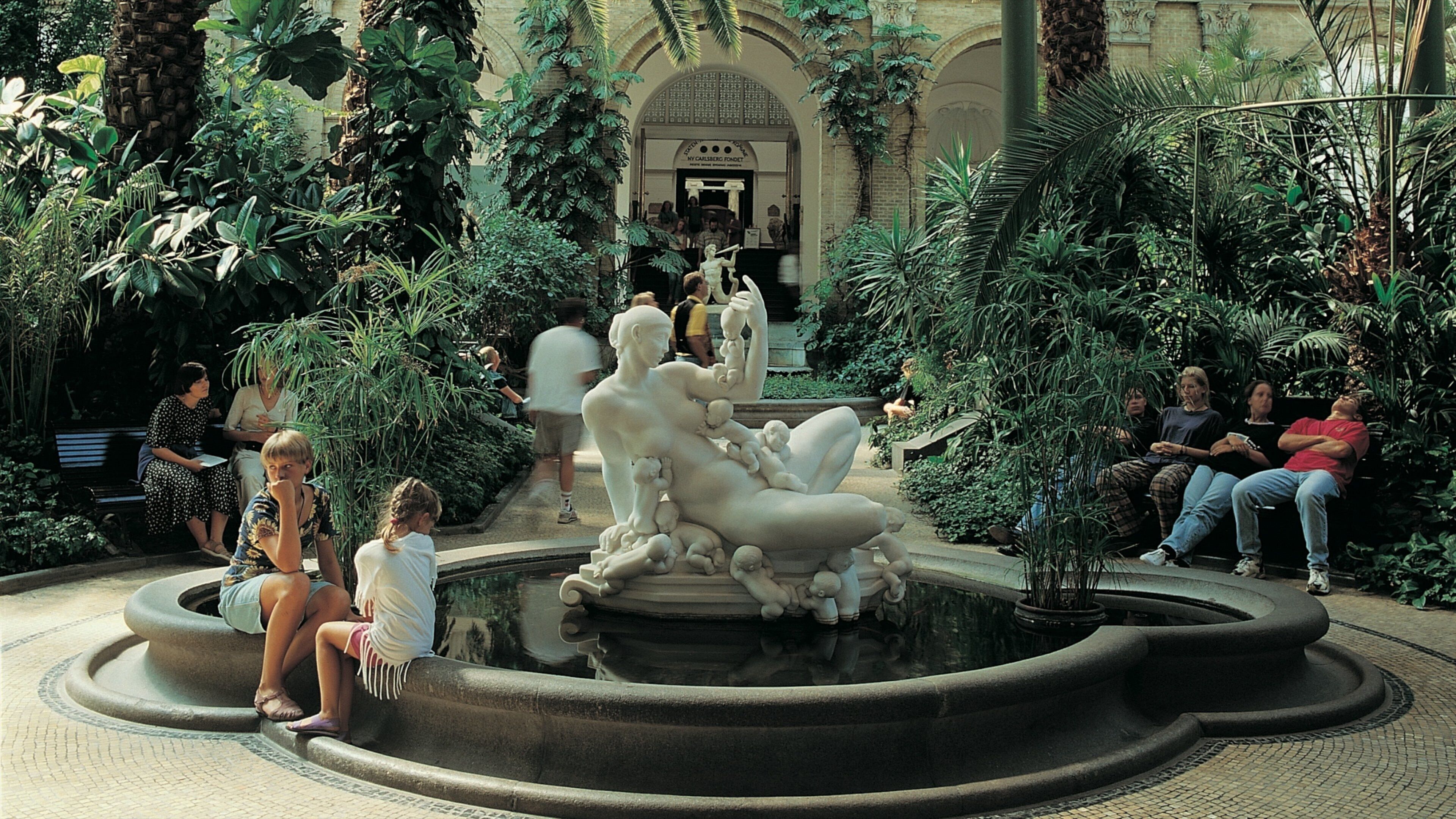 Ny Carlsberg Glyptotek caracterizando uma estátua ou escultura, arte ao ar livre e um parque