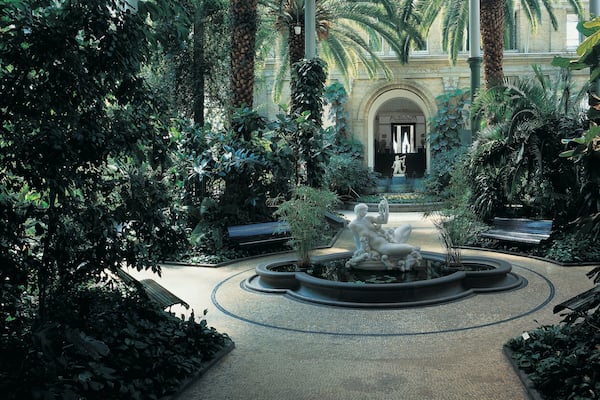 Ny Carlsberg Glyptotek featuring a garden, a fountain and outdoor art