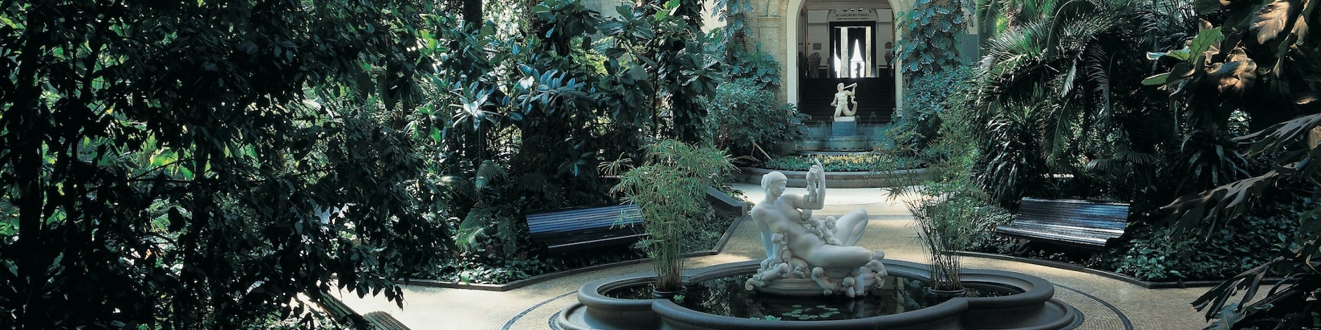 Ny Carlsberg Glyptotek featuring a garden, a fountain and outdoor art