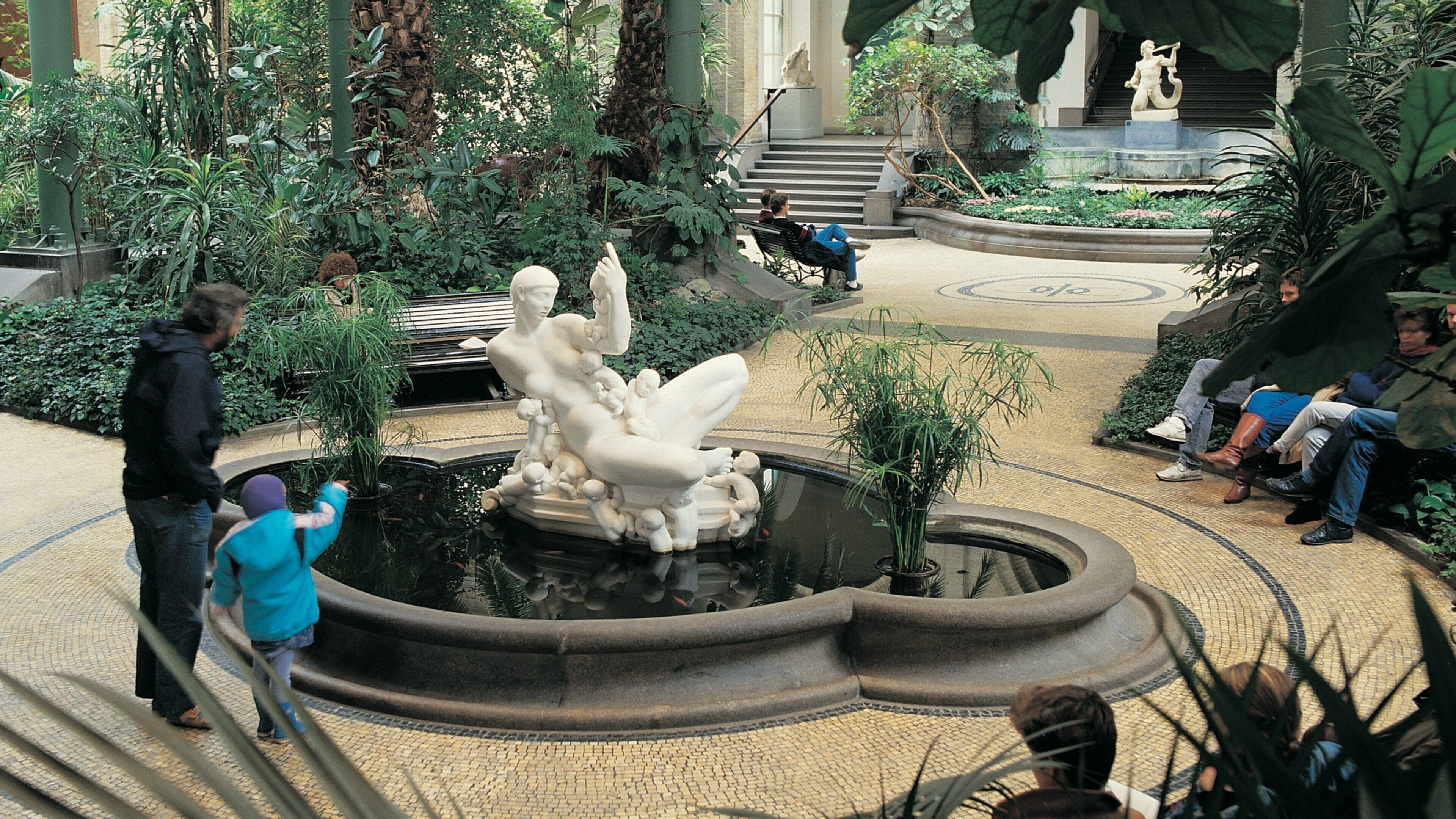 Ny Carlsberg Glyptotek caracterizando uma estátua ou escultura, arte ao ar livre e um jardim