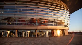 København operahus som inkluderer moderne arkitektur, by og teater