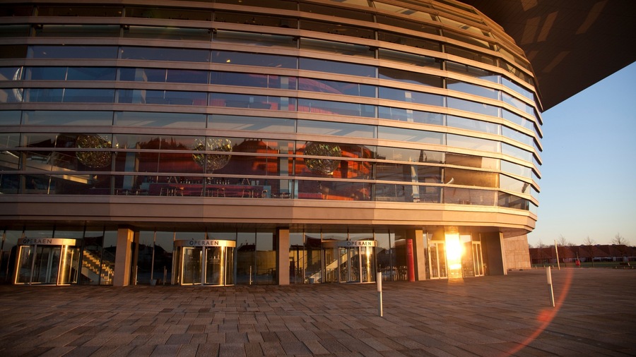 Copenhagen Opera House featuring theater scenes, modern architecture and a city