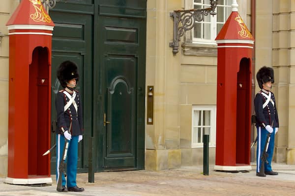 Palais d\'Amalienborg montrant chĂąteau ou palais et articles militaires