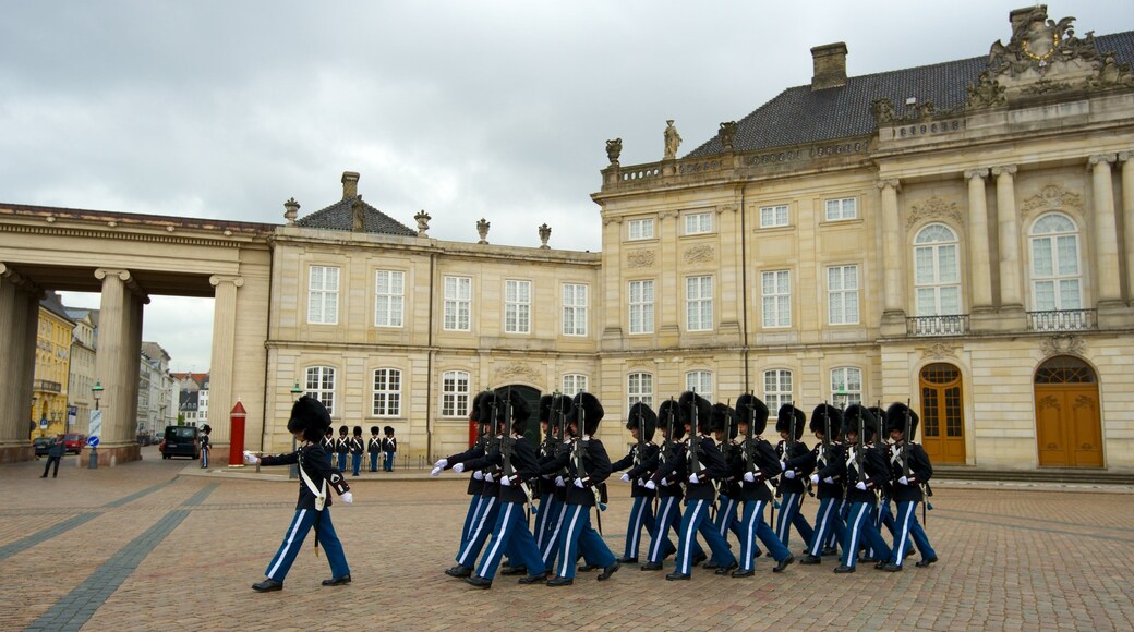 Amalienborg slott fasiliteter samt torg eller plass, historisk arkitektur og militærelementer