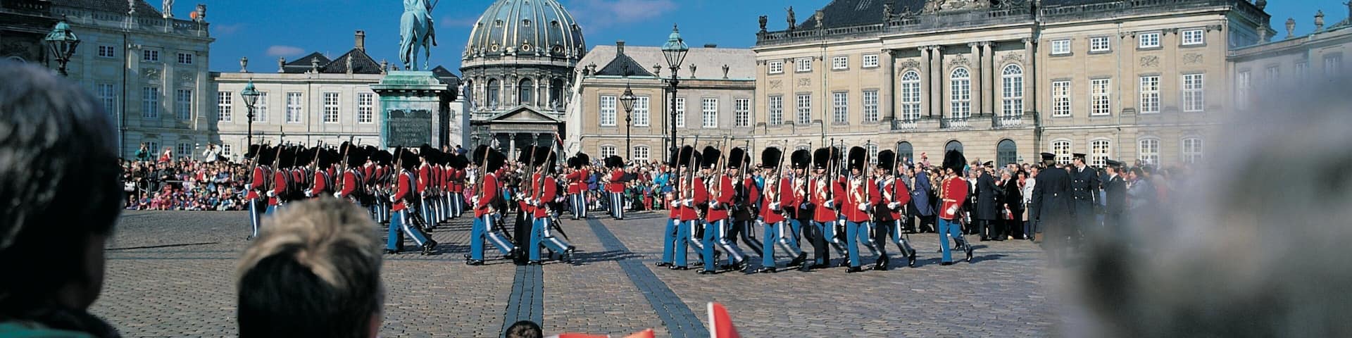 Amalienborg Palace showing chateau or palace, street performance and heritage architecture