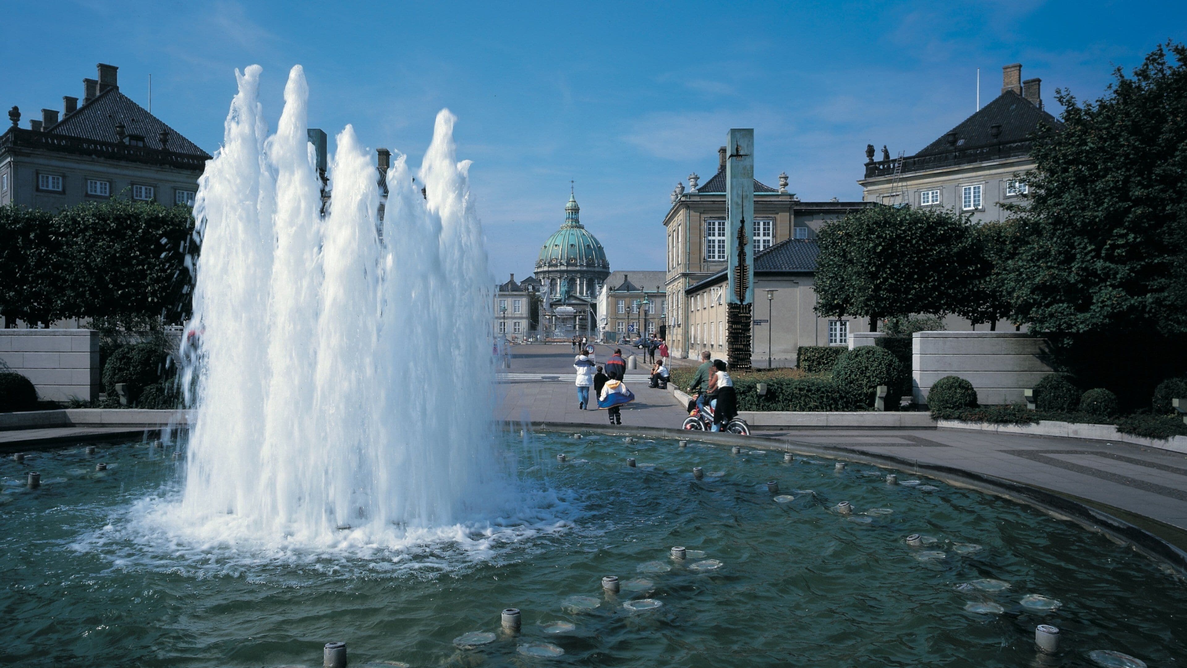 Amalienborg Palace showing a city, heritage architecture and a fountain