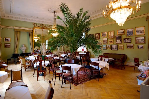 Stadtmuseum welches beinhaltet Restaurants und Lokale und Innenansichten