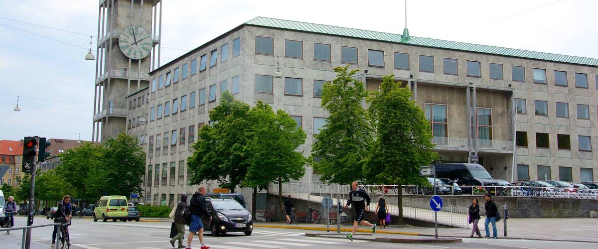 奧爾胡斯市政廳 设有 街道景色 和 城市