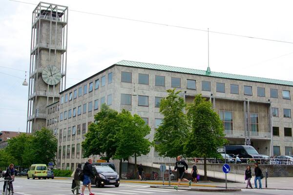 Rathaus Århus mit einem Straßenszenen und Stadt
