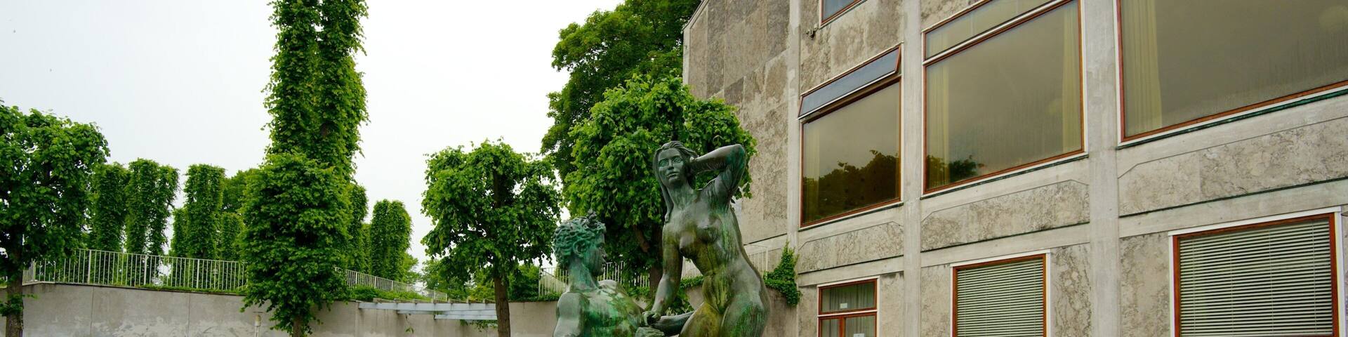 HĂŽtel de ville d\'Arhus mettant en vedette fontaine, bĂątiment public et statue ou sculpture