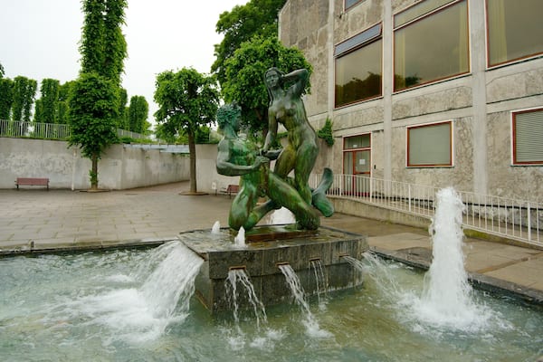 オーフス市庁舎 フィーチャー 噴水, 像あるいは彫刻 と 行政建造物