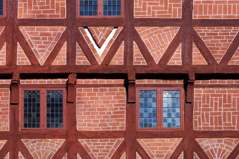 Un edificio con una caratteristica facciata in mattoni e struttura in legno.