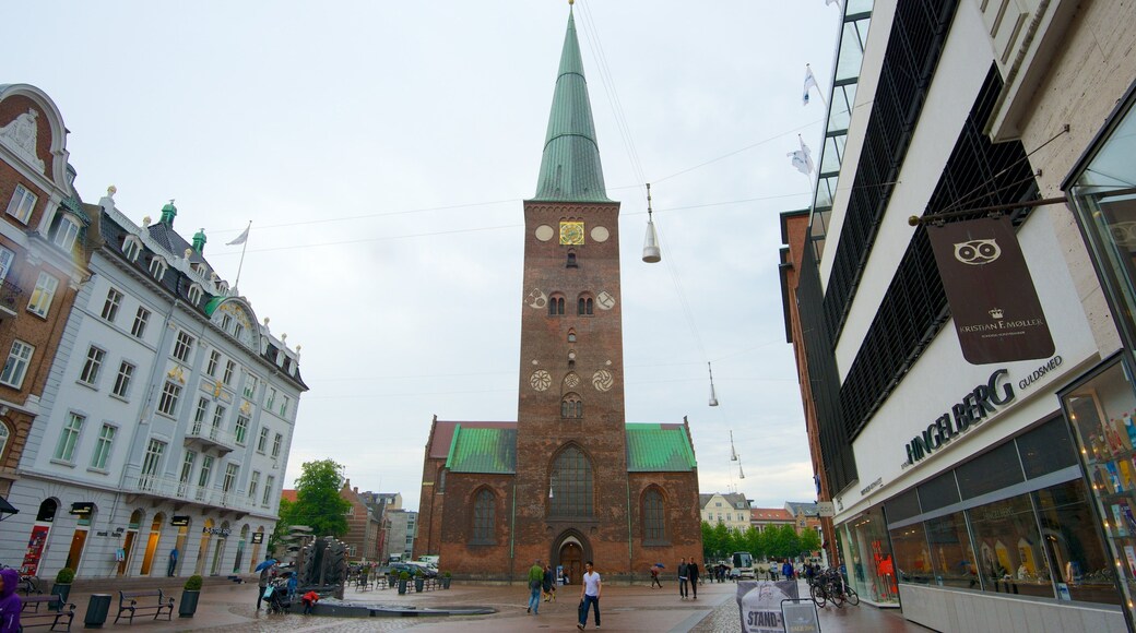 Eglise Notre-Dame montrant scĂšnes de rue, ville et patrimoine architectural