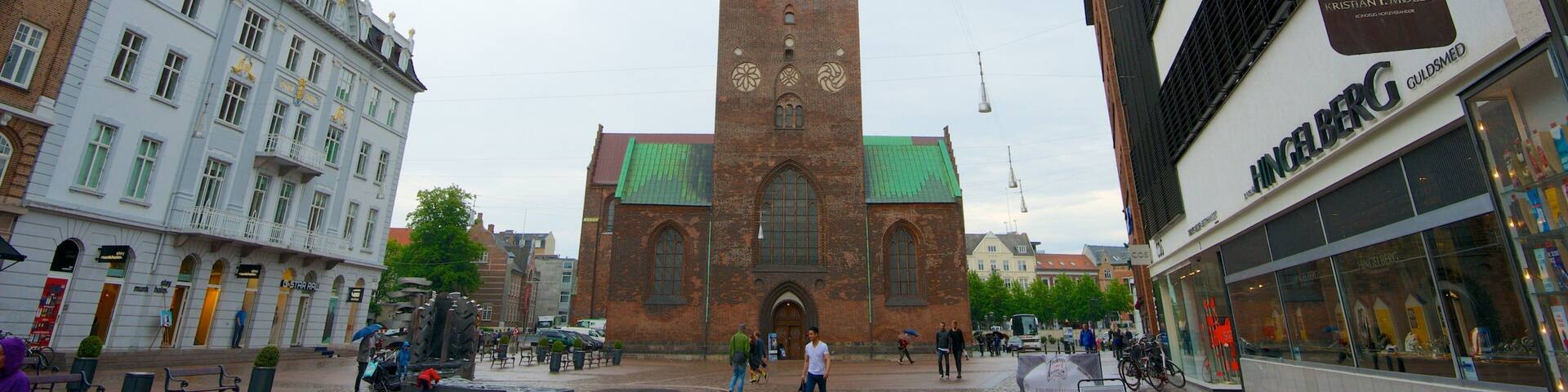 Eglise Notre-Dame montrant scĂšnes de rue, ville et patrimoine architectural
