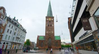 Vår Frues kirke som viser historisk arkitektur, gatescener og kirke eller katedral