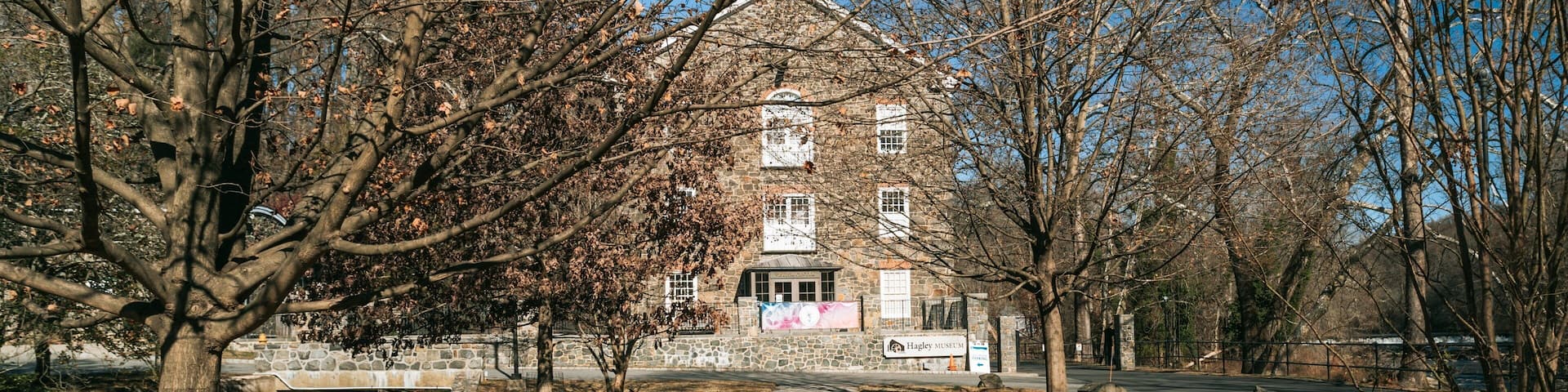 Hagley Museum and Library showing autumn leaves and a park