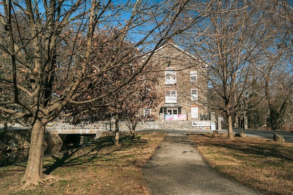 Hagley Museum and Library showing autumn leaves and a park
