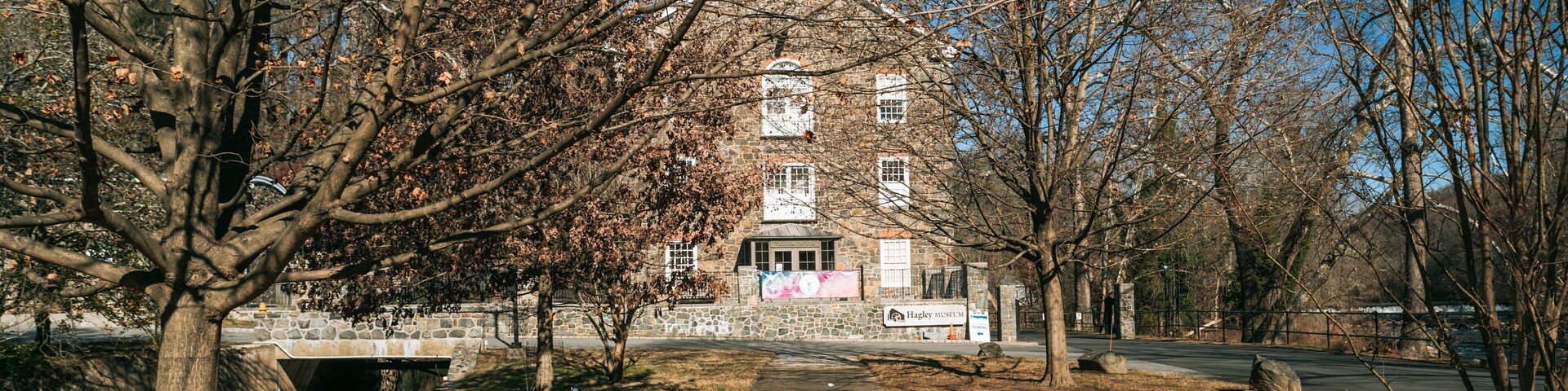 Hagley Museum and Library showing autumn leaves and a park