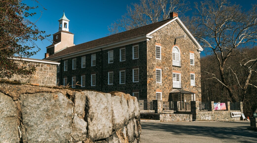 Hagley Museum and Library showing heritage architecture