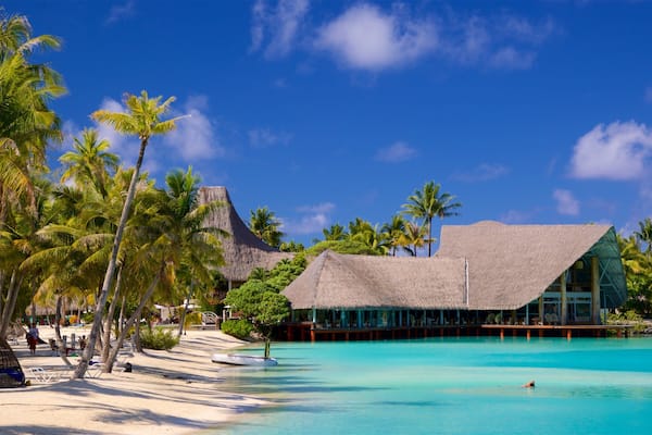 Le Meridien Beach showing tropical scenes, general coastal views and a beach