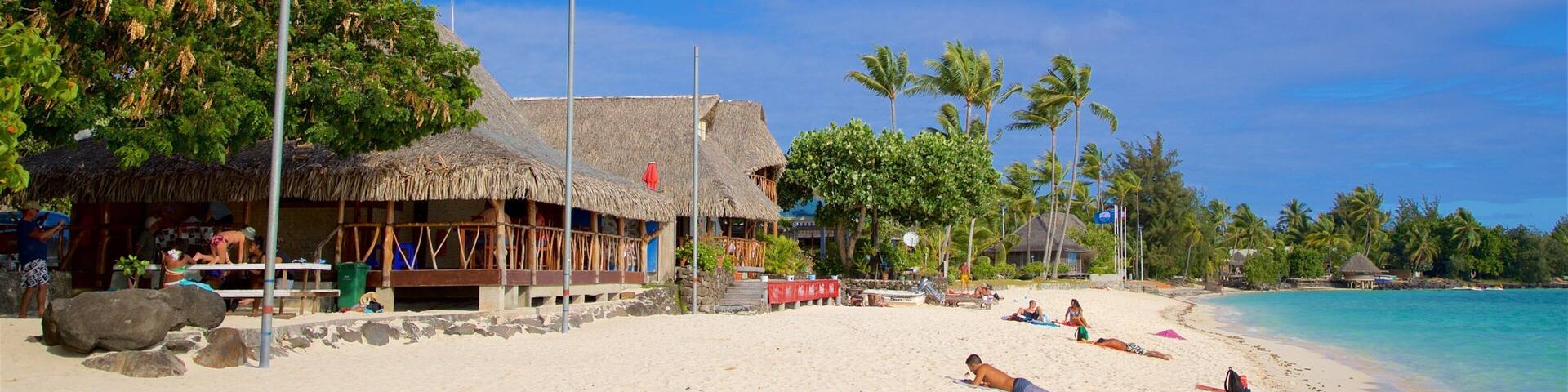 Strand des Matira-Hotels welches beinhaltet allgemeine Küstenansicht, tropische Szenerien und Sandstrand