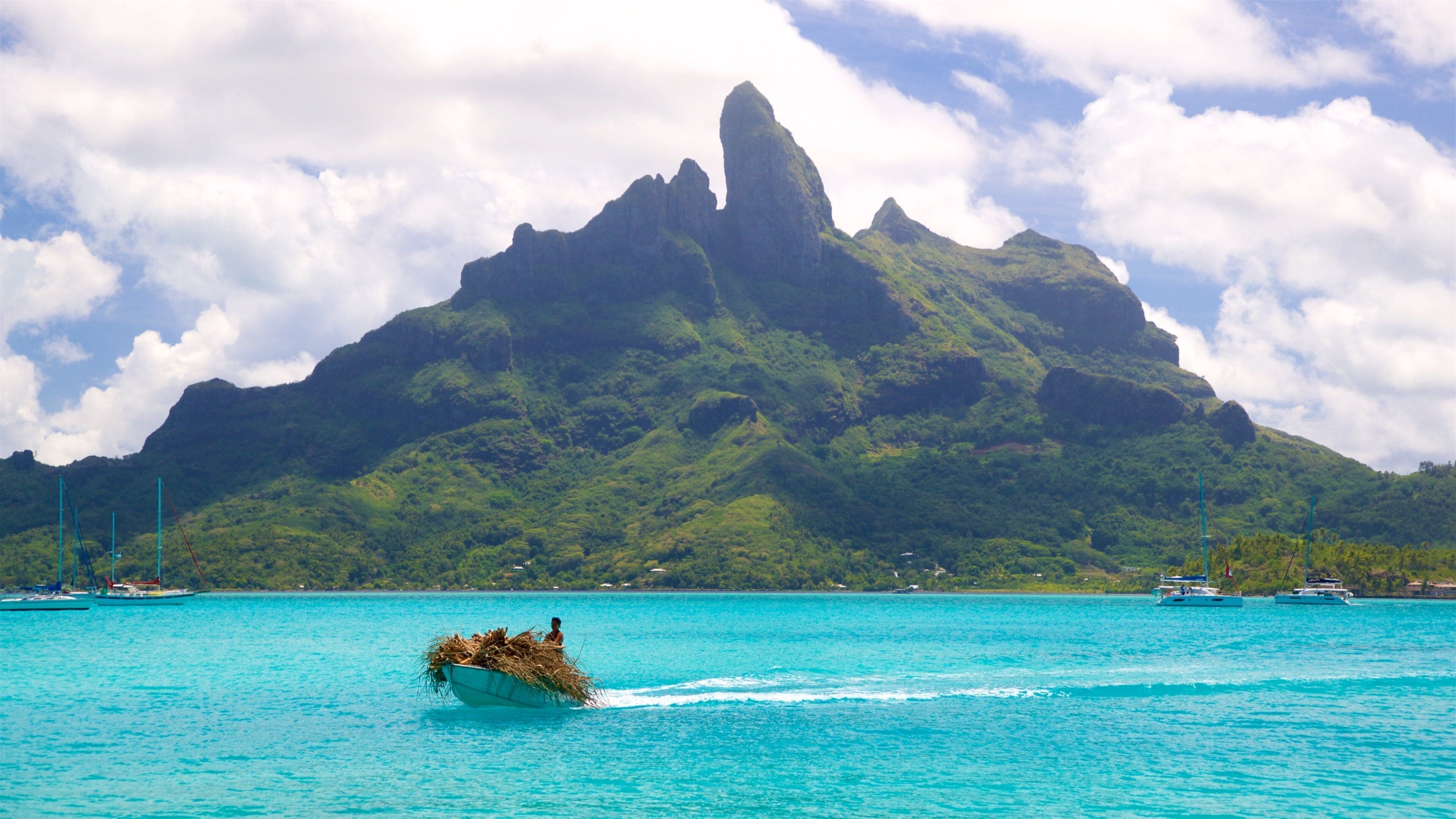 Monte Otemanu que incluye montañas, paseos en lancha y escenas tropicales