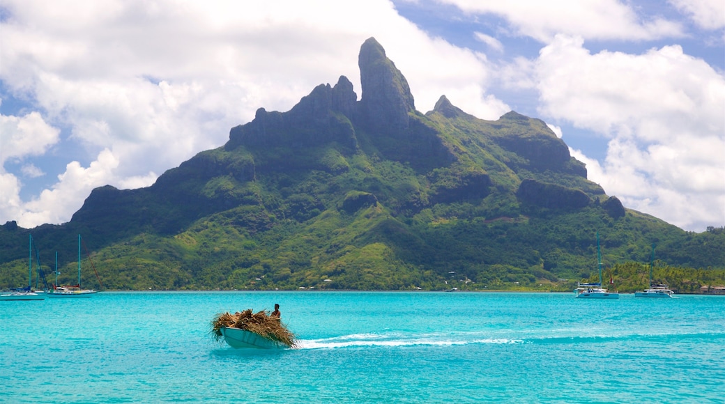 Monte Otemanu que incluye montañas, paseos en lancha y escenas tropicales