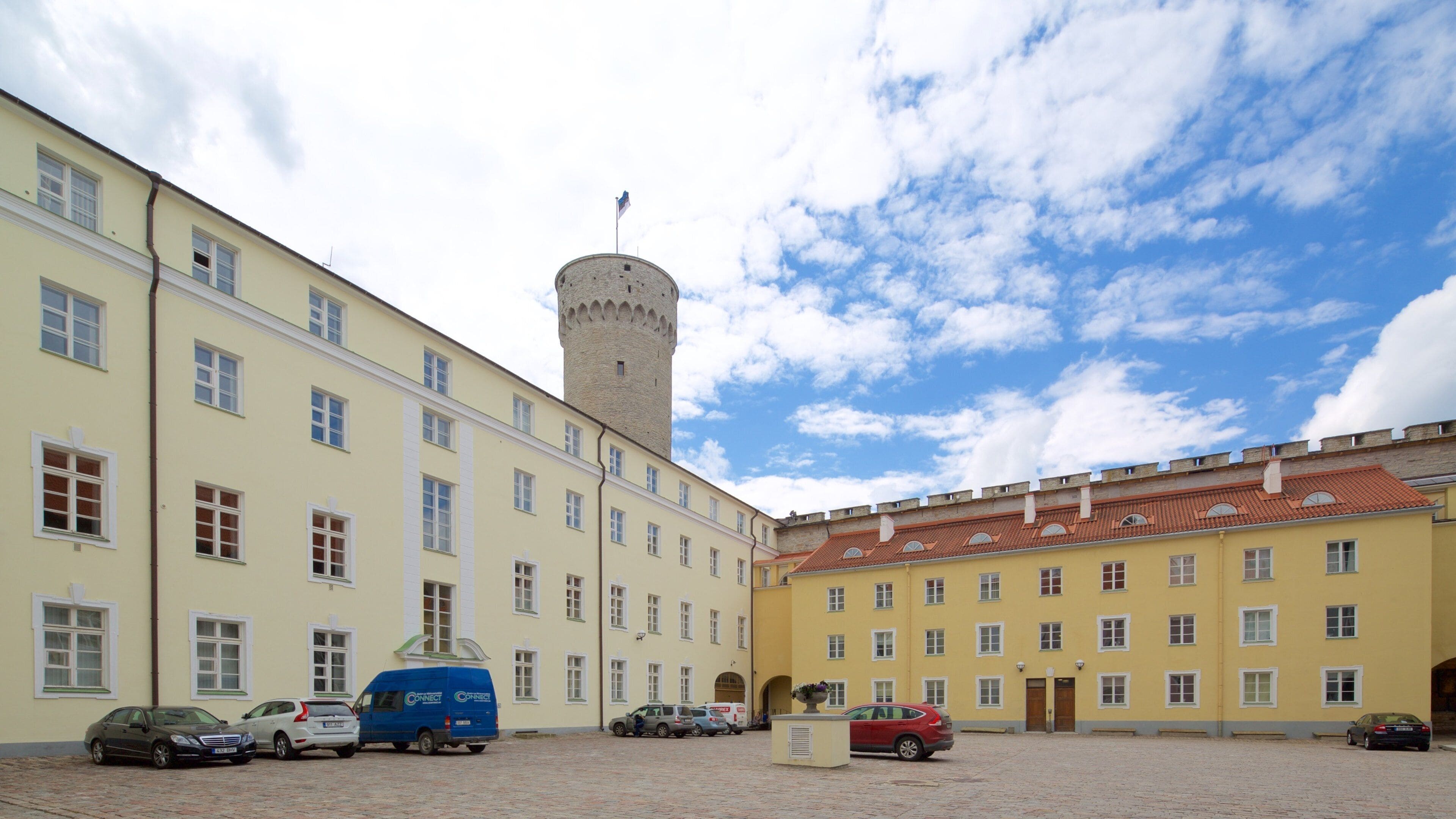 Toompea-slottet som viser torg eller plass, slott og historisk arkitektur