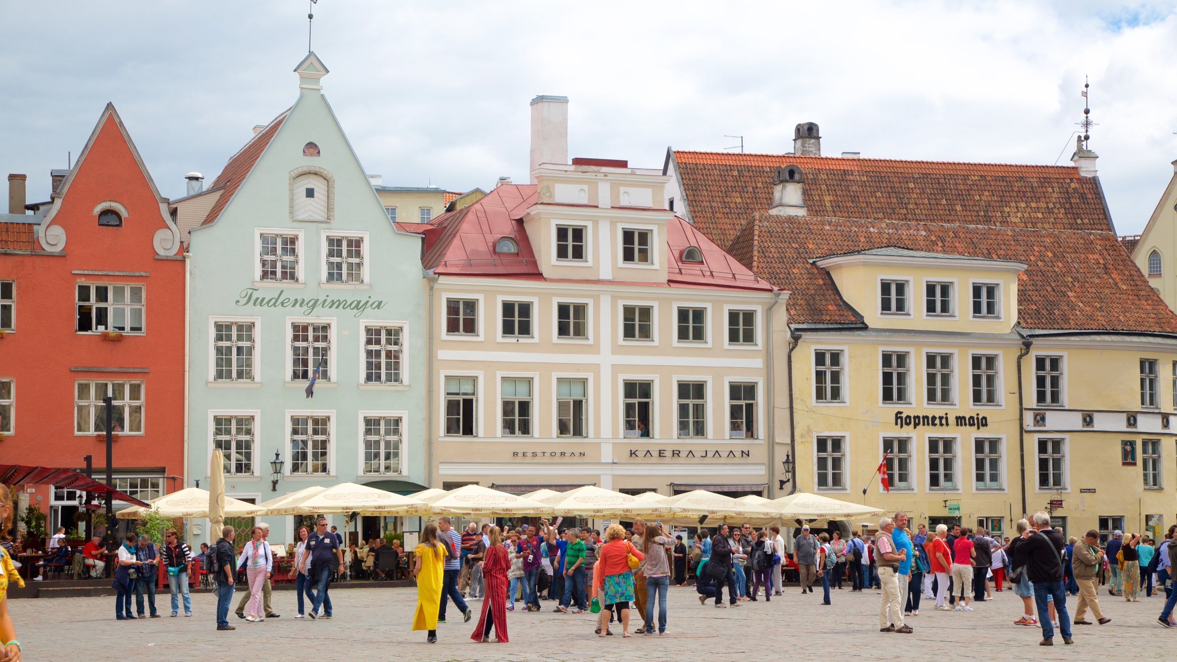 Raatihuoneentori featuring vanha arkkitehtuuri, tori ja ostokset