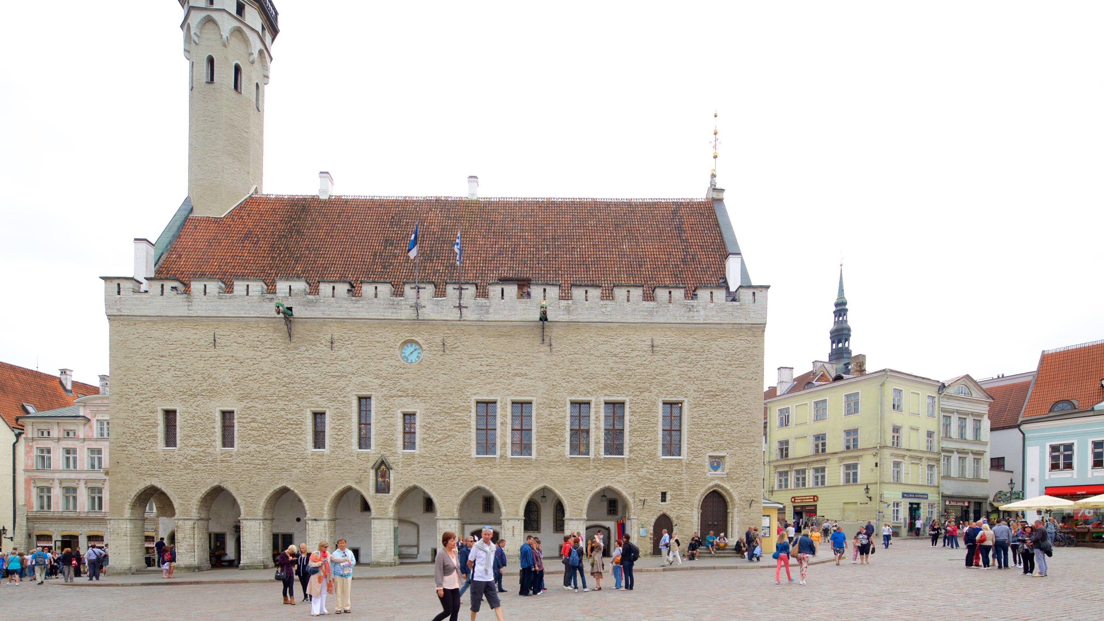 Raatihuoneentori johon kuuluu vanha arkkitehtuuri ja tori