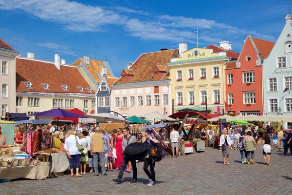 Rathausplatz mit einem Platz oder Plaza, Märkte und historische Architektur