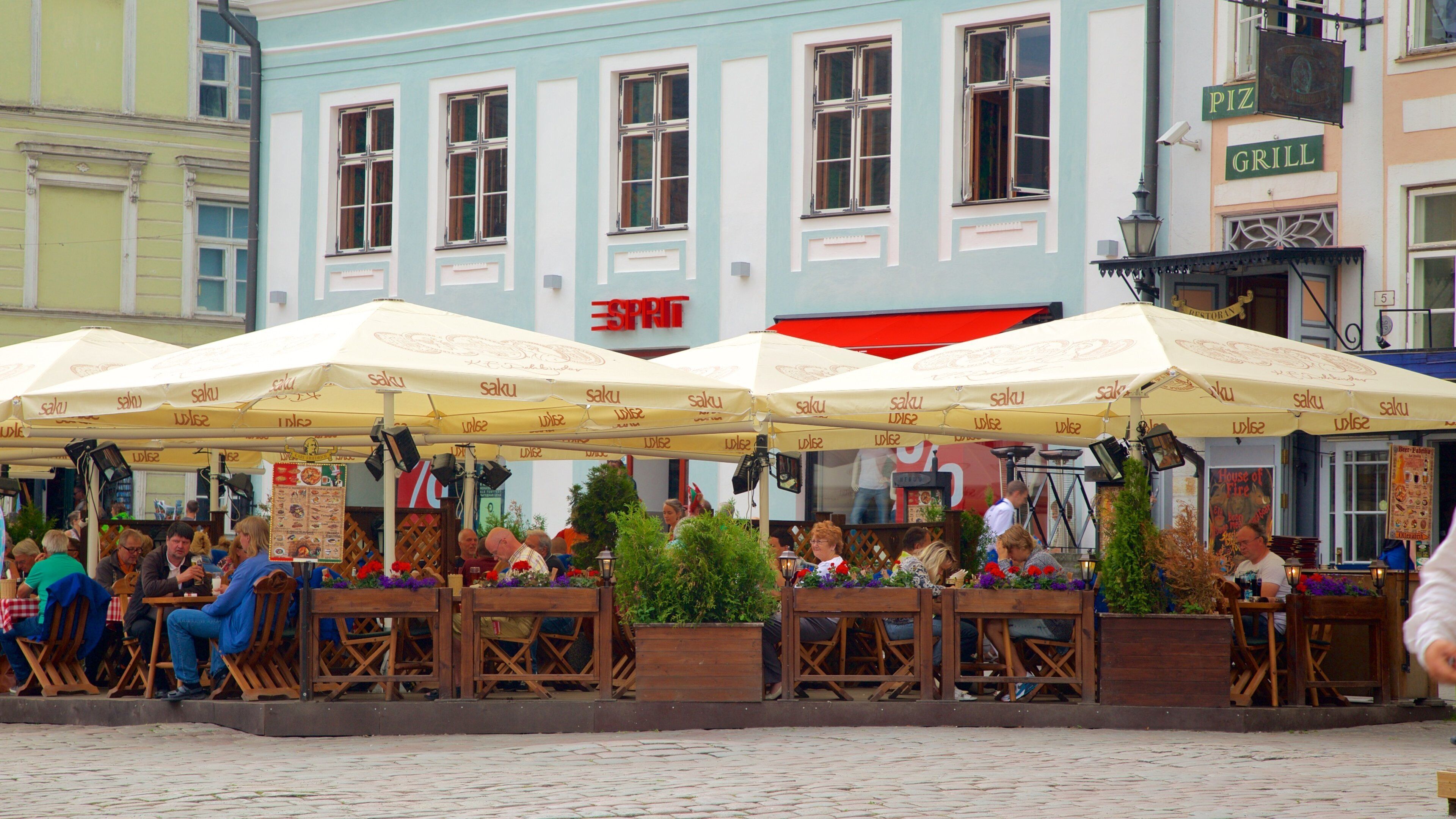 Raatihuoneentori johon kuuluu syöminen ulkona