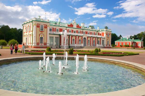 Kadriorg Palace showing heritage architecture and a fountain