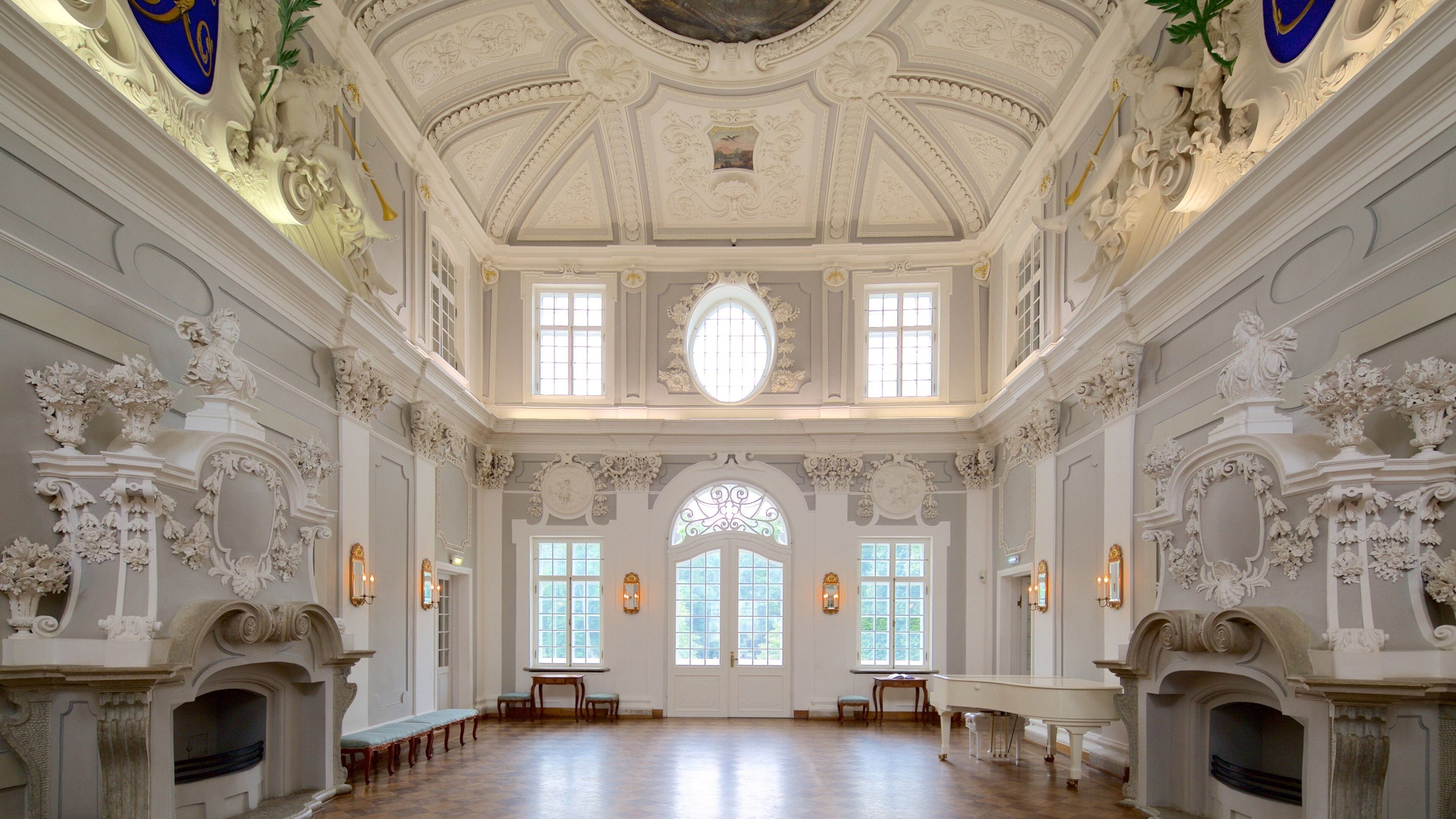 Kadriorgin palatsi johon kuuluu sisäkuvat, perintökohteet ja linna