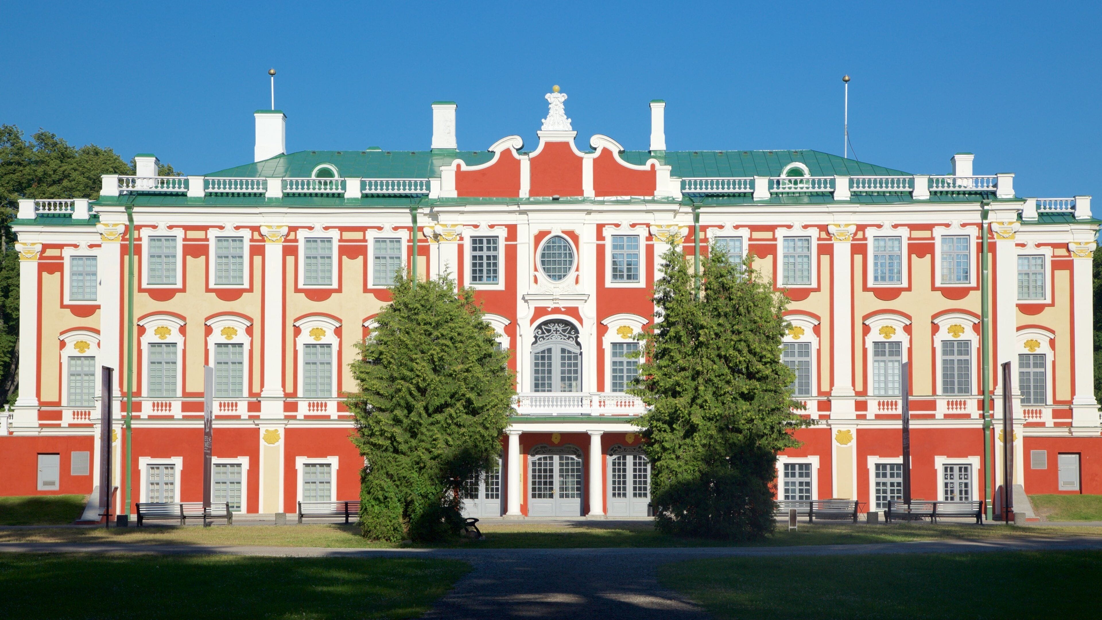 Kadriorg Palace which includes heritage architecture, heritage elements and a castle