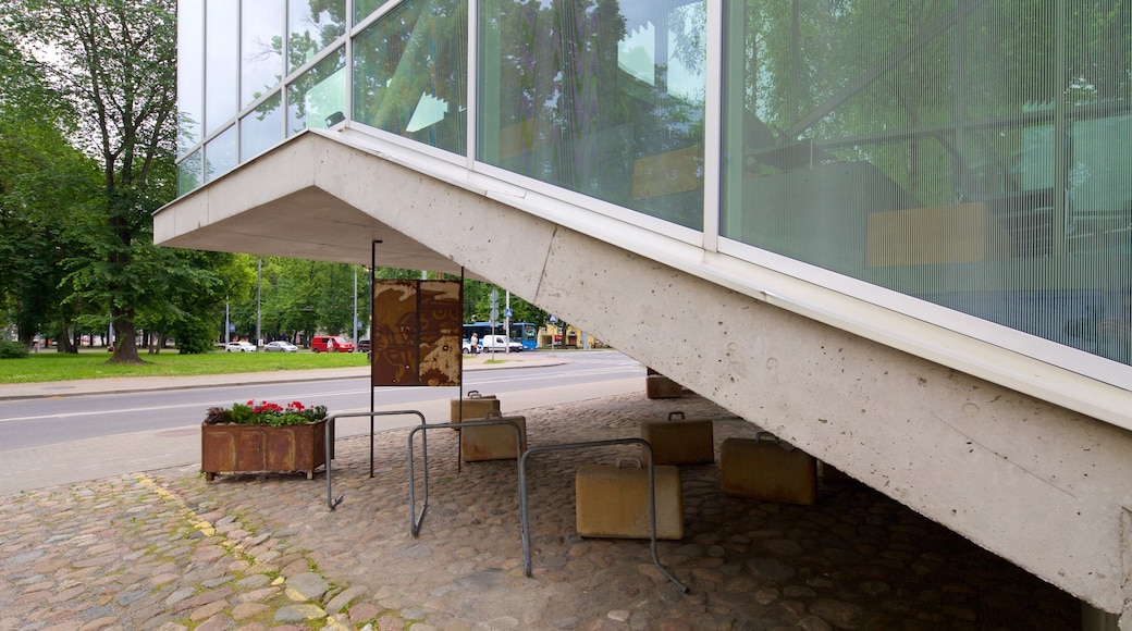 Musée de l\'Occupation qui includes architecture moderne