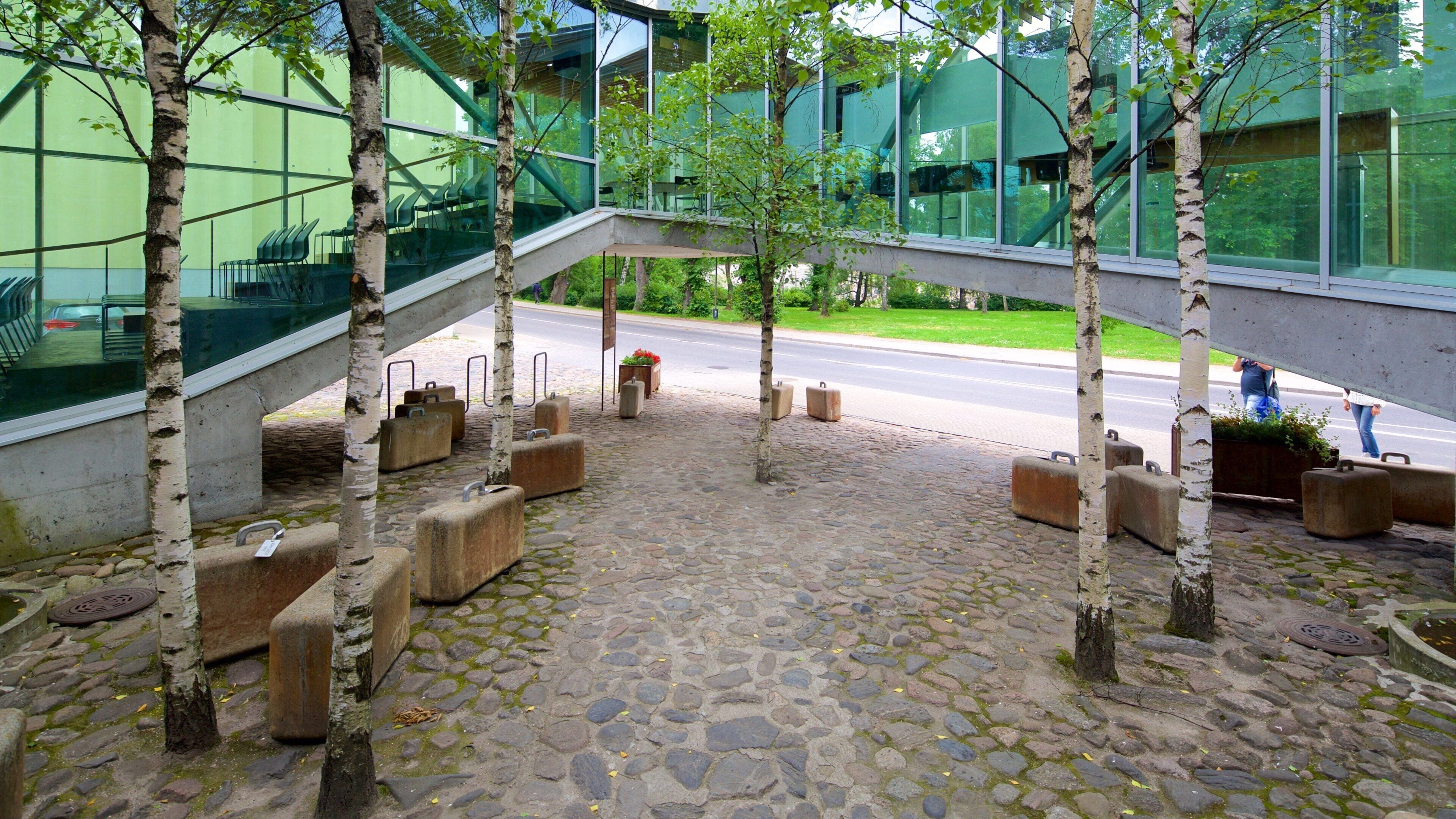 Okkupasjonsmuseum som inkluderer moderne arkitektur og park