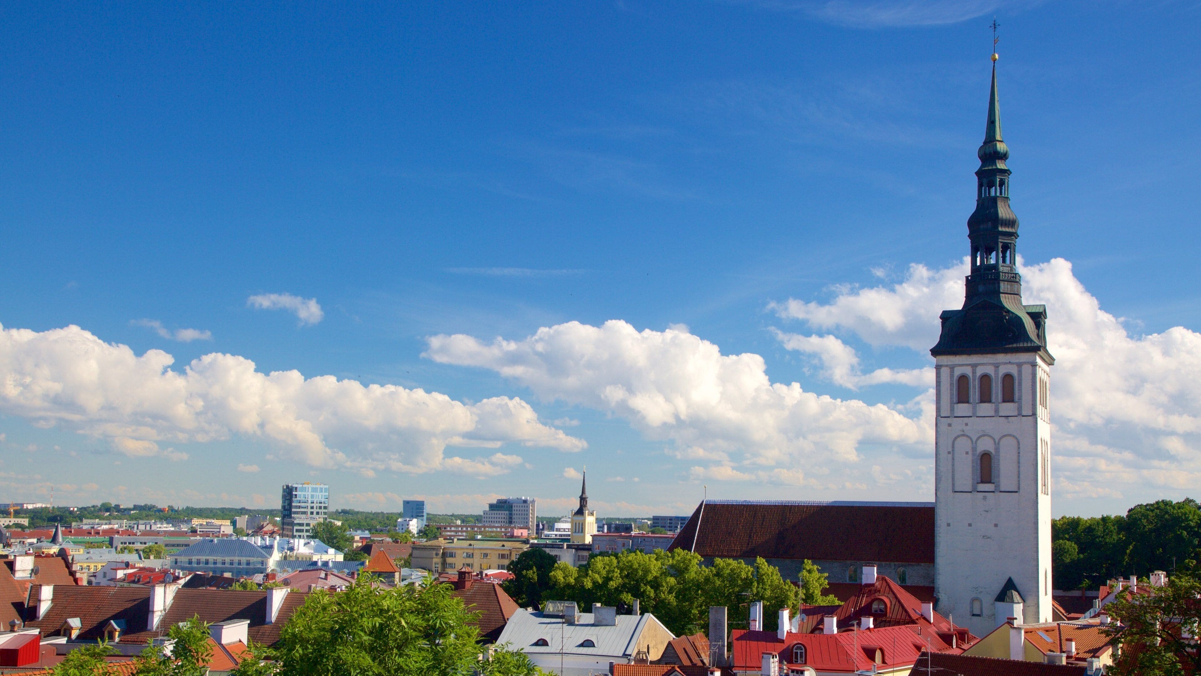 Iglesia de San Nicolás mostrando una ciudad