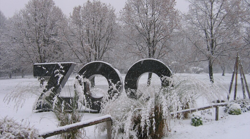 Tallinn Zoo som inkluderer snø, skilt og dyrehagedyr