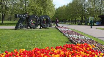 塔林動物園 呈现出 公園, 動物園裡的動物 和 指示牌