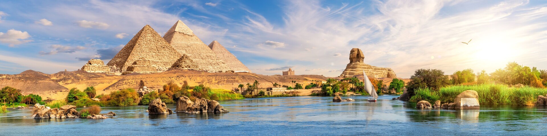 Las grandes Pirámides de Giza, la Esfinge y el río Nilo.