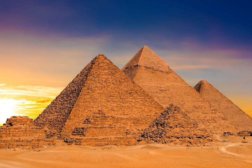 De Grote Piramide van Gizeh met de Sfinx en het omliggende woestijnlandschap.