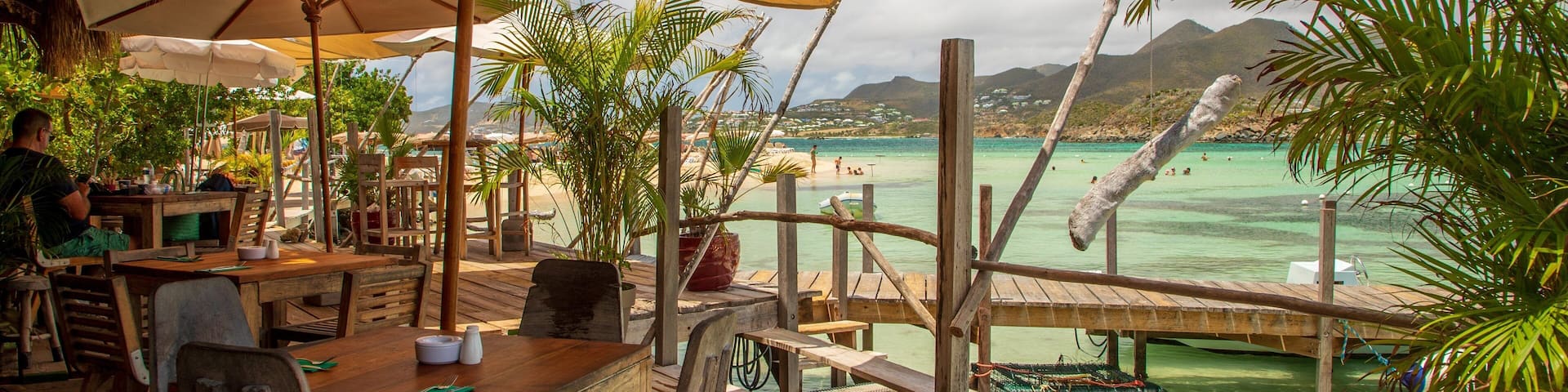 Pinel Island showing general coastal views and cafe scenes