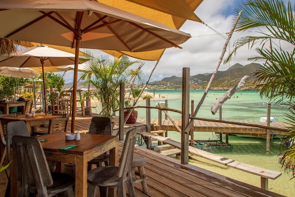 Pinel Island showing general coastal views and cafe scenes